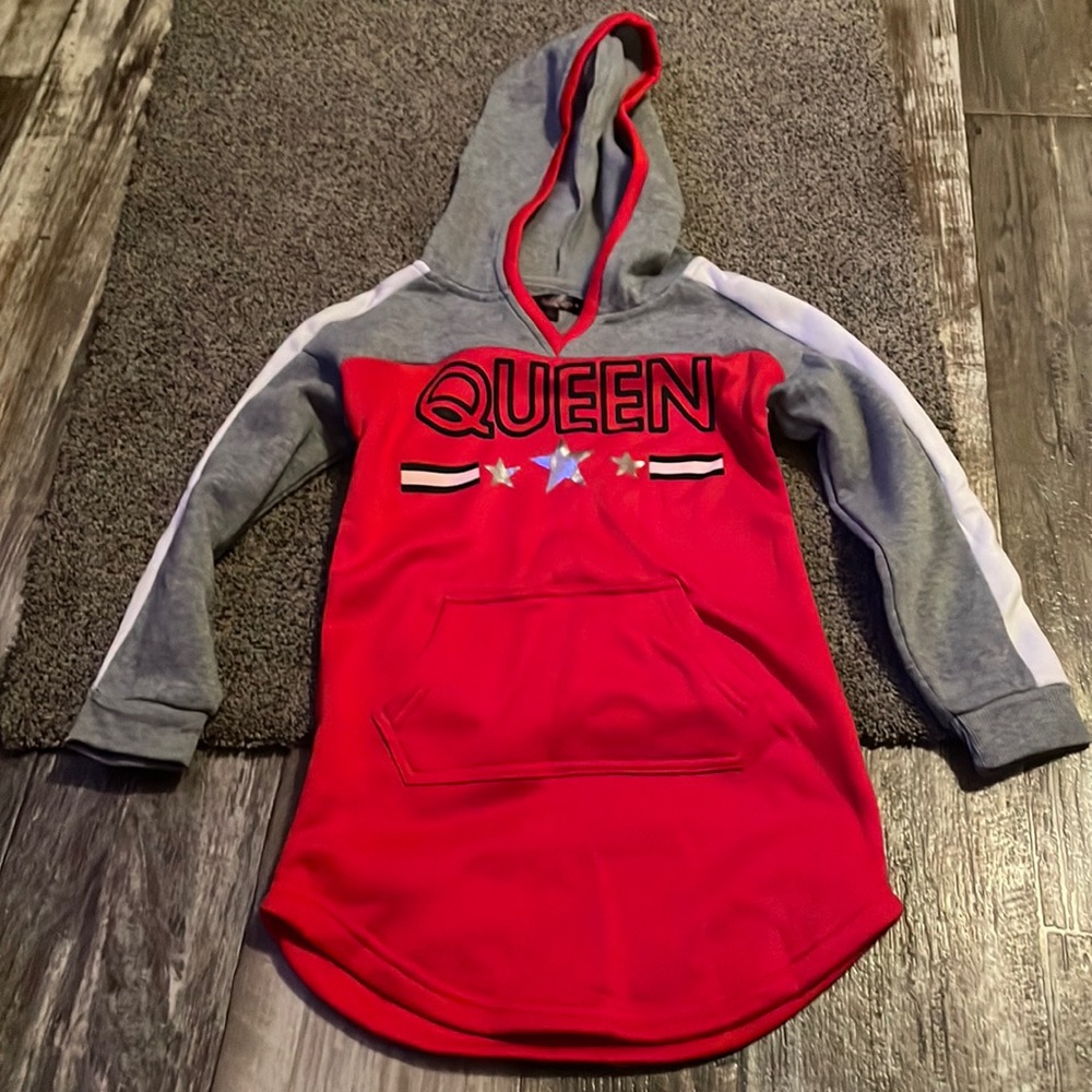 Brand is chili pop and it is a size 5/6 in girls and colors are red and gray.